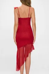 Vestido de fiesta midi con acabado brillante, diseño asimétrico con volados en el ruedo y en uno de los breteles. Presenta escote recto y ajuste al cuerpo.