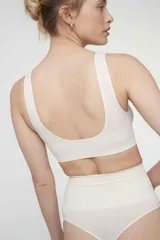 Soutien blanco de microfibra sin costuras, con breteles anchos y espalda entera.