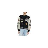 Campera tipo bomber de punto negro con mangas de color marfil, con cierre frontal de botones a presión y cuello, puños y dobladillo acanalados a rayas. Presenta parches y detalles bordados de estilo universitario y desgastados en todo el diseño.