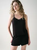 Short de tejido rib color gris melange, con cintura elastizada y cordón ajustable con moño frontal.