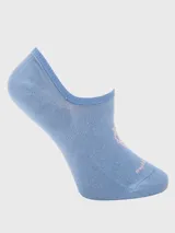 Calcetín invisible color celeste con logo de la marca bordado en tono rosado.