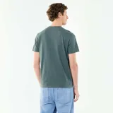 Camiseta de algodón color verde militar, de manga corta y cuello redondo, corte estándar.