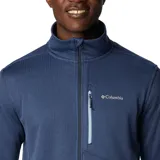Campera de polar Columbia color gris oscuro, con cierre frontal completo, cuello alto, bolsillos laterales con cierre y bolsillo vertical con cierre en el pecho. Logo de la marca bordado en el pecho.