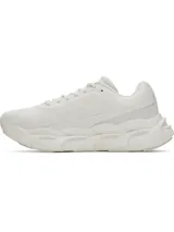 Championes de running Under Armour modelo Halo Runner, color blanco hueso. Presentan una parte superior de malla transpirable con ajuste dinámico y una entresuela de espuma reactiva HOVR+ con diseño estructurado para mayor estabilidad y retorno de energía.