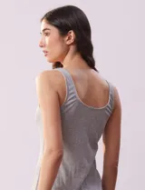 Camisón corto gris de punto, con escote redondo y sisas con aplique de puntilla.