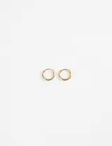 Aros tipo argolla de tamaño pequeño, confeccionados en acero quirúrgico hipoalergénico con acabado dorado.