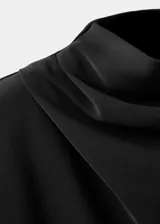 Vestido corto de corte recto con cuello drapeado y manga larga. Cuenta con cierre de cremallera en la parte posterior.