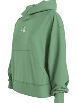 Buzo con capucha de felpa de algodón, color verde, con bolsillo tipo canguro frontal, puños y bajo de canalé, y logo de la marca estampado en el pecho.