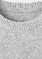 Jersey de punto de manga corta y cuello redondo, con diseño recto y tejido de punto medio.