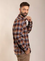 Camisa a cuadros verde, azul y gris, de corte regular fit y manga larga.