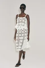 Falda midi blanca de crochet con cintura elástica, diseño de tejido con estructura en forma de flor y bajo en evasé.