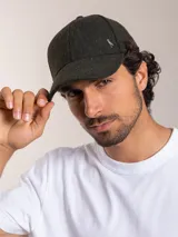 Gorro con visera color verde oscuro, de lana y poliéster, con logo de pájaro bordado en plateado en el frente.