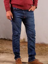 Pantalón de jean azul oscuro, corte recto, con bolsillos delanteros y traseros.