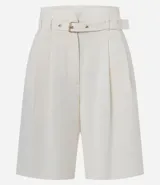 Bermuda de sastrería color crudo, de corte recto y cintura alta, con trabillas, cinturón y cierre por cremallera.