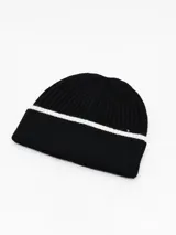Gorro tipo beanie de punto acanalado en color negro, con una franja horizontal blanca decorativa.