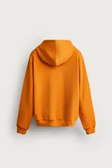 Sudadera con capucha y cierre frontal de cremallera, de corte relaxed fit, confeccionada en tejido de algodón con estructura waffle en color naranja. Cuenta con bolsillos frontales de vivo, cordones ajustables blancos y acabados en rib.