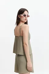 Musculosa color verde oliva con breteles finos y escote en V con detalle de puntilla.