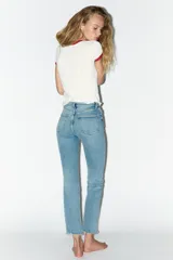 Pantalón de jean azul oscuro de tiro alto, corte cropped flare y cinco bolsillos.