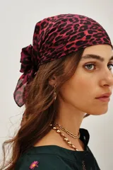 Pañuelo cuadrado de seda con estampado de leopardo en tonos fucsia y negro.