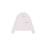 Camisa de manga larga con estampado de cuadros en tonos blancos y rosados, cuello clásico, cierre frontal con botones, bolsillo en el pecho con botón y detalle de logo bordado en rojo.