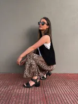 Chaleco negro de cuero con corte clásico y solapas.