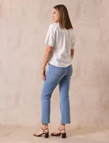 Blusa color blanco de lino, con cuello con solapa y escote en V. Delantera cruzada y mangas cortas. Marca Cable & Gauge.