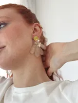 Aros colgantes con base dorada, cuentas de cristal y pétalos de nácar.