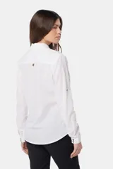 Camisa de lino color verde menta, de manga larga con botones personalizados, cuello camisero, dos bolsillos frontales en el pecho y presilla en la manga.