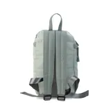 Mochila matera de diseño vertical, color gris azulado, con acabado acolchado y cierres frontales. Cuenta con un compartimento principal espacioso, un bolsillo frontal externo y un asa superior para transporte manual.