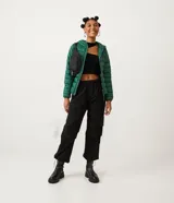 Campera puffer roja, ligera, de poliamida, con capucha y bolsillos con cremallera. Incluye bolsa para guardarla.