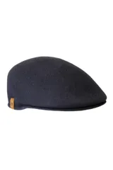 Gorra inglesa azul marino, confeccionada en lana premium, con detalle de etiqueta lateral en cuerina con logo grabado.