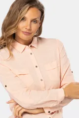 Camisa de lino color verde menta, de manga larga con botones personalizados, cuello camisero, dos bolsillos frontales en el pecho y presilla en la manga.