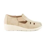Zapato casual Korium Confort Delhi color beige, con elásticos laterales y suela de goma.