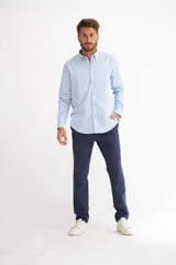 Pantalón de vestir azul marino, corte recto, con bolsillos laterales y traseros.