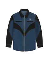 Camisa de denim azul y negro con cortes curvos y simétricos, cierre frontal de alpaca y cuello en cuero vacuno. Incluye bolsillos delanteros con bordado del logo Temblad.