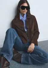 Pantalón de jean de corte recto y tiro medio, con cierre frontal de cremallera y botón, y diseño clásico de cinco bolsillos.