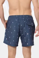 Short de baño clásico de color azul con estampado de veleros pequeños, cintura con elástico y cordón ajustable, dos bolsillos laterales y suspensor de malla fina en su interior.