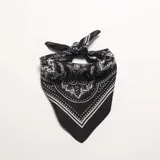 Pañuelo de forma triangular con estampado paisley en color negro y blanco.