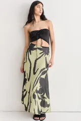 Falda larga de jersey, color rojo con estampado abstracto en tonos oscuros.