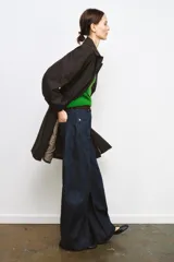 Trench oversize color negro de la colección Zara Woman, confeccionado en hilatura con mezcla de algodón. Presenta cuello solapa, manga larga ajustable con trabillas, bolsillos delanteros y cierre frontal con botones.