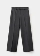 Pantalón de vestir negro de corte recto y tiro medio, con bolsillos laterales y trabillas para cinturón. Incluye un cinturón delgado a juego.
