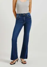 Pantalón de jean azul oscuro con corte flare, tiro medio y cierre frontal con botón y cremallera.