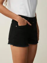 Short de denim negro de tiro alto, con bolsillos delanteros y traseros, y terminaciones deshilachadas en las piernas.