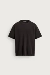 Camiseta regular fit de punto tejido en hilatura de algodón, color gris oscuro, con cuello redondo y manga corta, con acabados en rib.