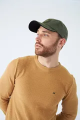 Sweater de punto con textura geométrica, color gris, de cuello redondo y manga larga. Presenta puños y ruedo acanalados con detalle de borde en color oscuro y logo bordado en el pecho.