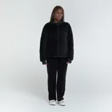 Campera bomber negra de terciopelo con cierre frontal y puños y cuello acanalados.