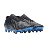 Championes de fútbol Under Armour Magnetico Pro 5 FG con diseño de patrón geométrico pixelado en blanco y negro. Presentan el logo de la marca en el lateral y suela con tapones para césped natural.