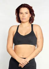 Top deportivo negro de poliamida preformado con copa y espalda con tiras cruzadas.