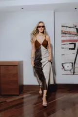 Vestido strapless de cuero ovino color negro, con volados y detalles de pequeñas piedras brillantes.