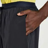 Short deportivo Saucony Outpace de 7 pulgadas, color negro, con short interior de 8/25 pulgadas, pretina elástica con cordón, paneles perforados para mayor transpirabilidad, bolsillos laterales y bolsillo trasero con cremallera.